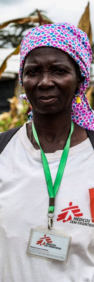 Atija Bacar bor och arbetar som traditionell barnmorska i ett läger för internflyktingar i Mueda i Cabo Delgado, Moçambique. 