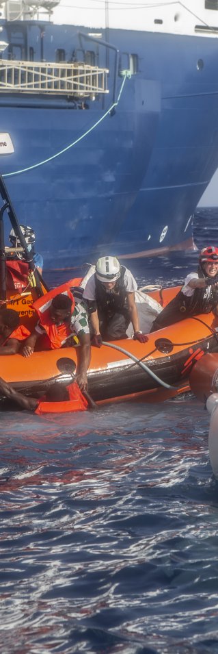Ett team från Läkare Utan Gränsers sök- och räddningsinsats Geo Barents drar upp en man från havet i en gummibåt.