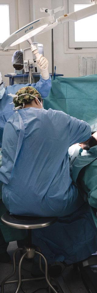 Ett team opererar en patient på Tabarre sjukhus i Haitis huvudstad Port-au-Prince.