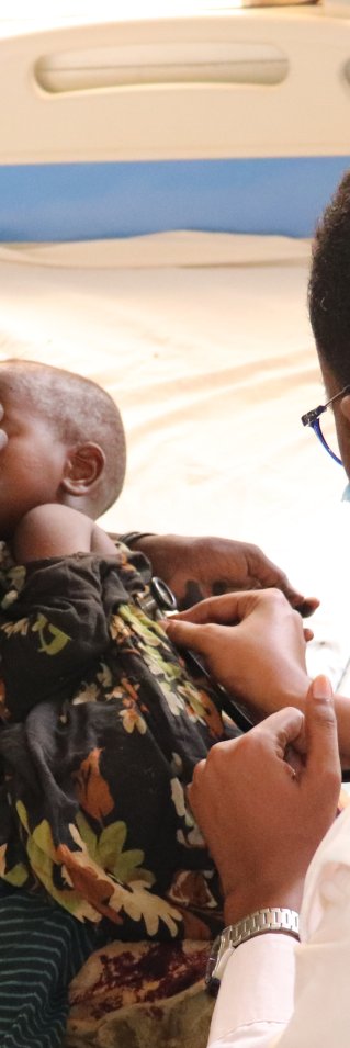 Läkaren Ahmed Ilyas undersöker lilla Saidya, som har mässling.