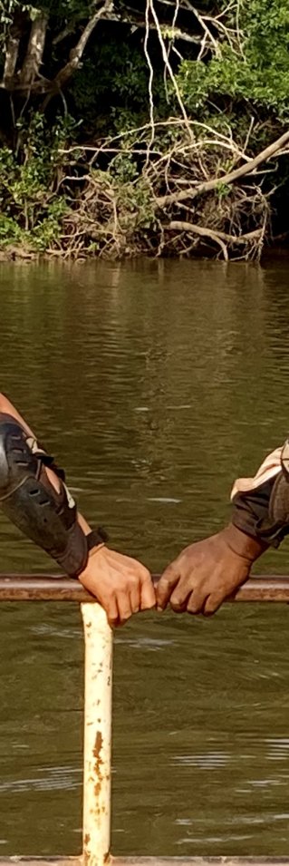 Antropologen och hälsoinformatören Dale Koninckx tillsammans med logistikansvariga Kebongo Guy-Emmanuel i Centralafrikanska republiken.