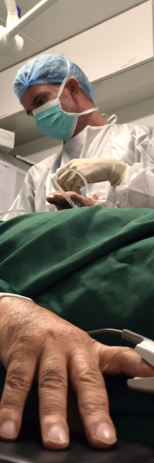 En man ska opereras på vår vårdinrättning i östra Mosul, Irak. En biopsi visade att han hade utvecklat en multiresistent infektion efter sin förra operation. 