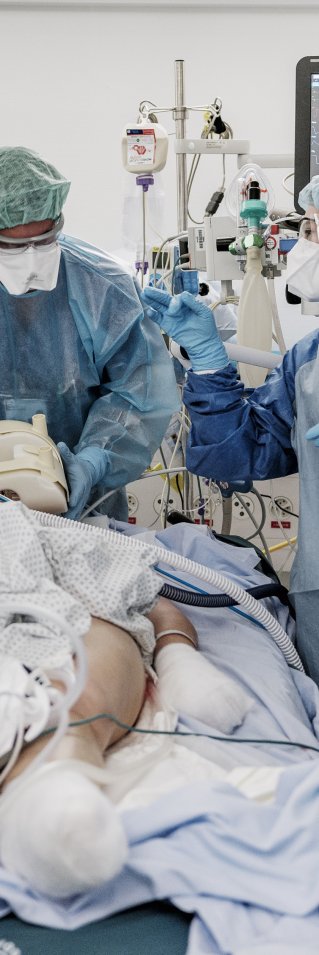 Personalen vänder en patient med covid-19 på ett sjukhus i Geneve, Schweiz, för att underlätta andningen.