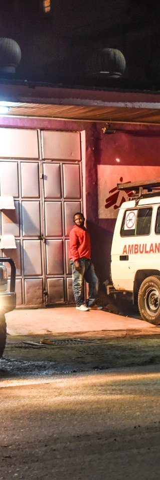 Ambulanser utanför kliniken i Mathare, Kenya.