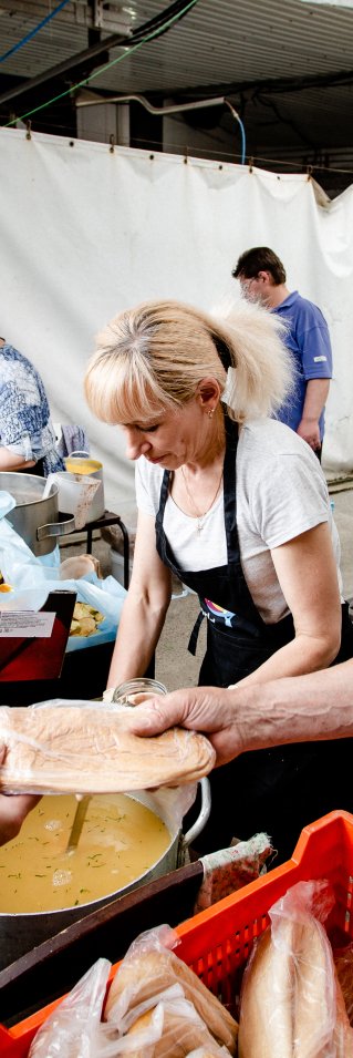 Volontärer delar ut mat.