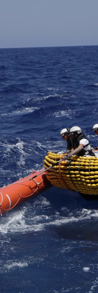 En gummibåt på Medelhavet med ett räddningsteam från Läkare Utan Gränser