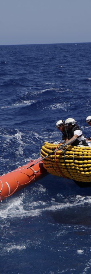 En gummibåt på Medelhavet med ett räddningsteam från Läkare Utan Gränser