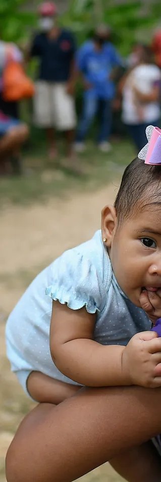 Fyra månader gamla Andreilys besöker vårdcentralen i staten Sucre, Venezuela, tillsammans med sin mamma.⁣ ⁣