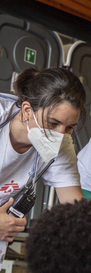 Två personer från Läkare Utan Gränser undersöker personer som inte syns på bilden.