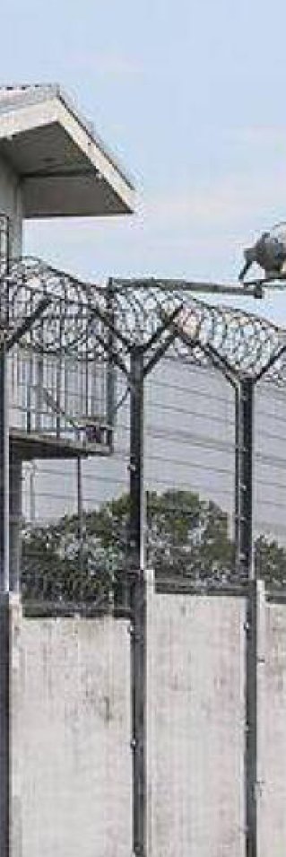 Mur med taggtråd utanför förvaret i Kybartai, Litauen.