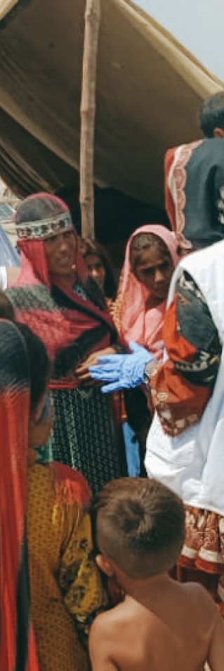 Personer samlade utanför ett tält