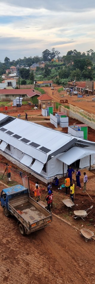 Två tältsjukhus är uppsatta längs en väg.