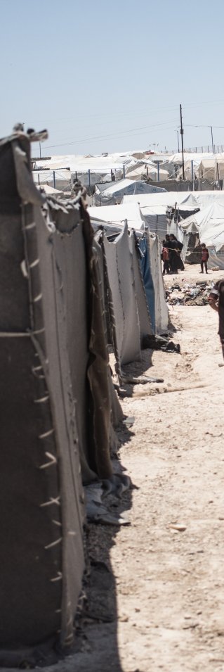En ung pojke springer mellan tälten i flyktinglägret Al Hol i Syrien