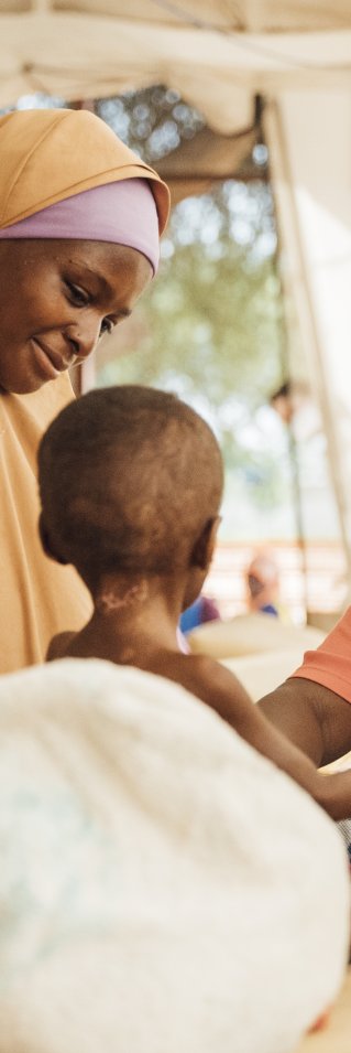 En sjuksköterska undersöker ett barn.