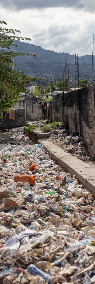 En kanal i Haiti har fyllts av sopor istället för vatten. 