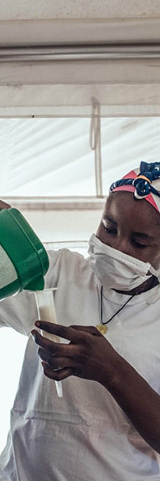 En kvinna häller upp mjölk. 