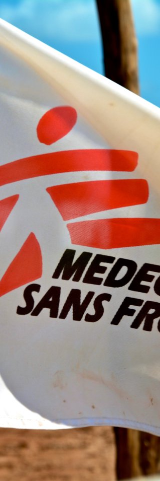Närbild på Läkare Utan Gränser flagga