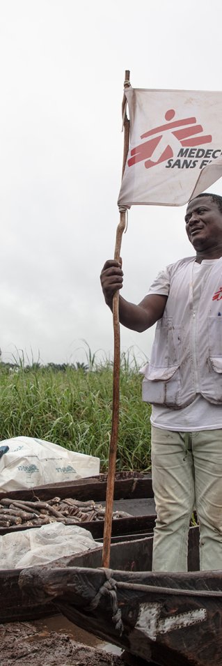 En man från Läkare Utan Gränser står i en kanot.