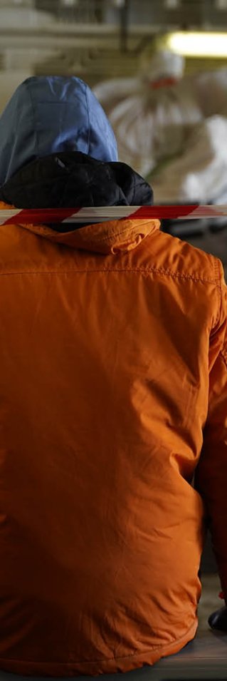 Ombord räddningsfartyget Geo Barents sitter en person med ryggen mot kameran