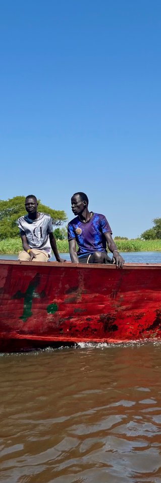 Två medarbetare åker båt på en flod.