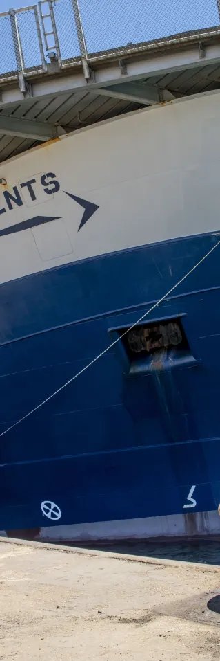 Läkare Utan Gränsers sök- och räddningsfartyg Geo Barents ligger i en hamn.