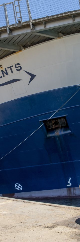 Läkare Utan Gränsers sök- och räddningsfartyg Geo Barents ligger i en hamn.