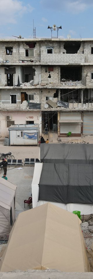 Ett hus som nästan helt har förstörts av jordbävningarna.