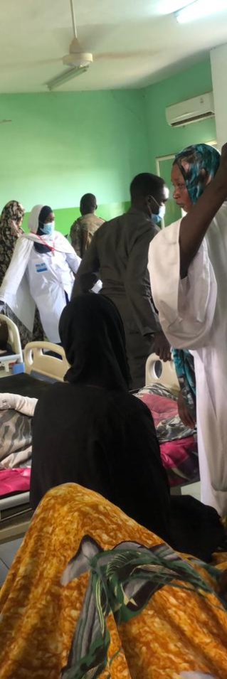 Ett rum fullt med människor.