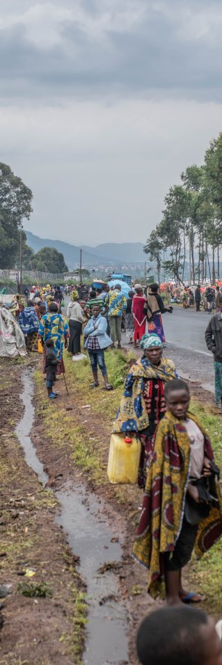 En väg kantad av människor och vita tält