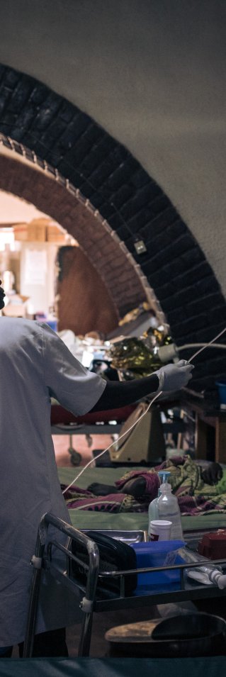 Sjuksköterskor vårdar en patient på intensivvårdsavdelningen.