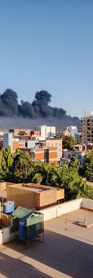 Rök väler upp från en byggnad i Khartoum, Sudan.