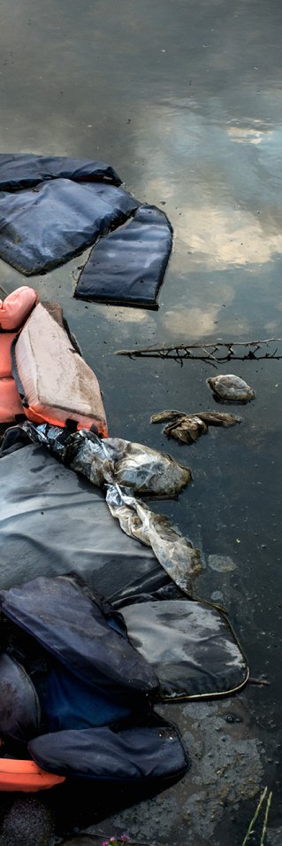 En hög med flytvästar ligger i vattnet.