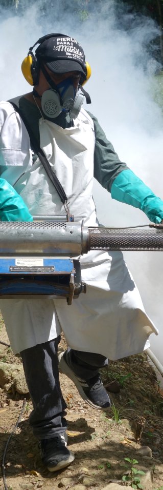 En person iklädd skyddsutrustning är omgiven rök.