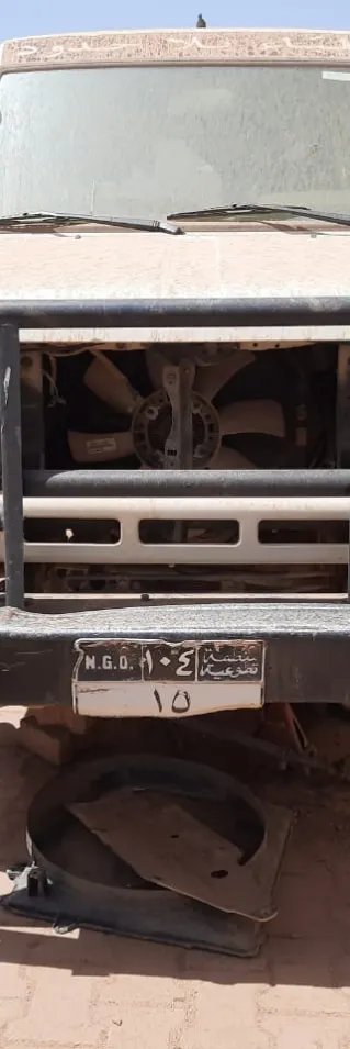 en bil utan däck och andra delar står vid ett av Läkare Utan Gränsers lager i Khartoum, Sudan