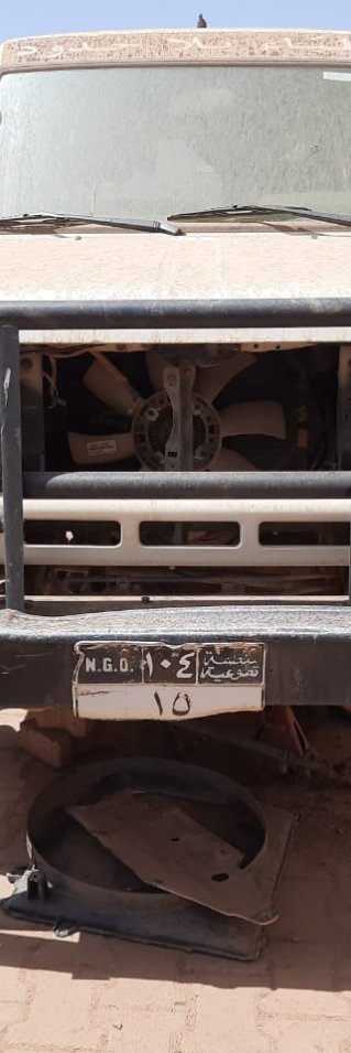 en bil utan däck och andra delar står vid ett av Läkare Utan Gränsers lager i Khartoum, Sudan