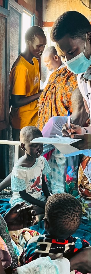 En läkare gör rond inne på isoleringsavdelningen för mässlingsjuka i flyktinglägret Um Sangour.