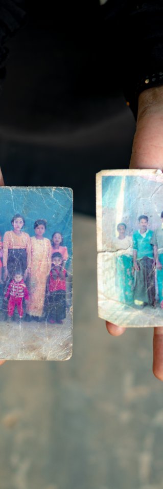 Handflator som håller två äldre fotografier.