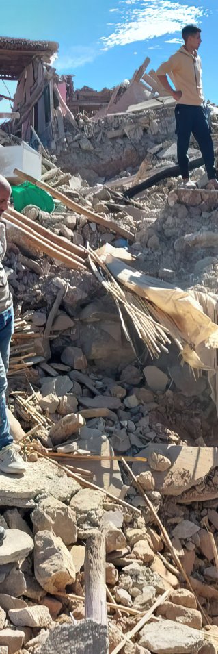 en grupp människor står i ett raserat hus