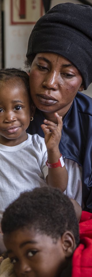 En kvinna håller om sin unga dotter ombord på Läkare Utan Gränsers sök- och räddnignsfartyg Geo Barents.