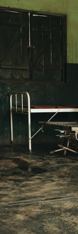 Två trasiga sjukhussängar i en sjukhussal.