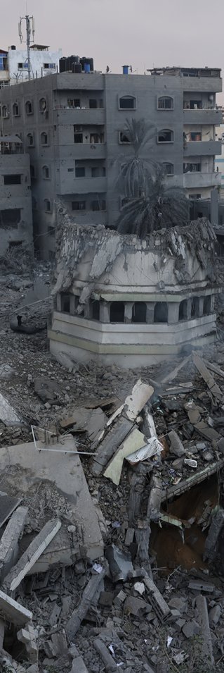En överblicksbild på en bombad byggnad.