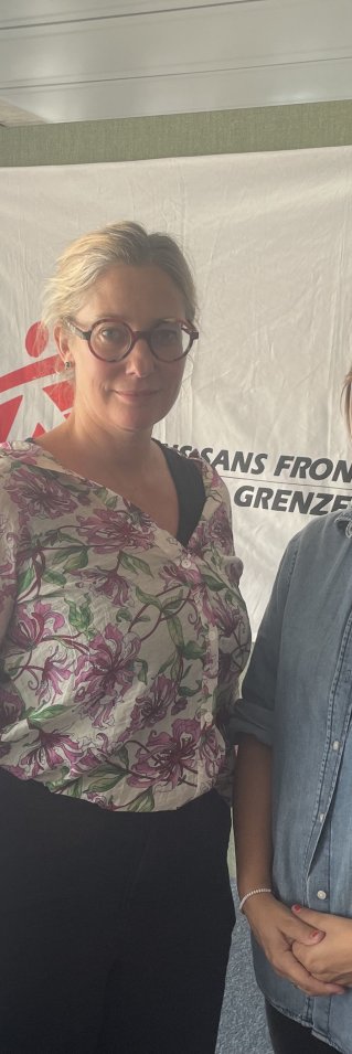 Programledare Catinka Agneskog och gästen Alexandra Malm står bredvid varandra och tittar in i kameran i kontorsmiljö.