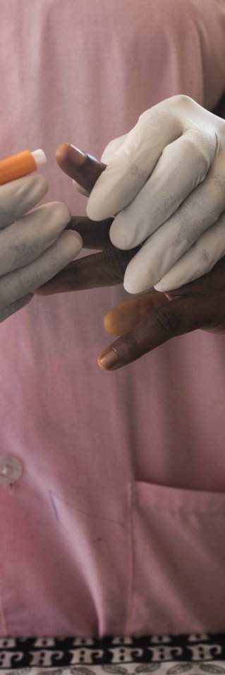 Två händer syns där den ena personen får en spruta mot hiv.