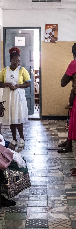 Kvinnor med sina barn i väntrum