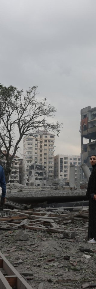 Bland ruiner går en kvinna och en man