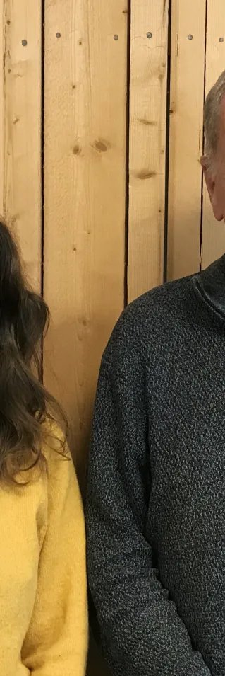 Tove Tikkanen, programledare och Mats Blennow, gäst, tittar in i kameran.