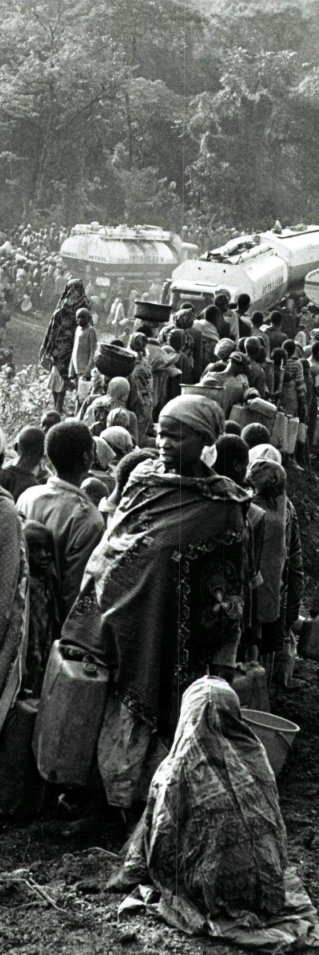 En stor grupp människor vandrar i led bort från kameran