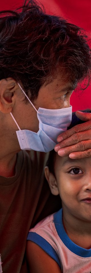 En äldre kvinna håller om ett yngre barn. 