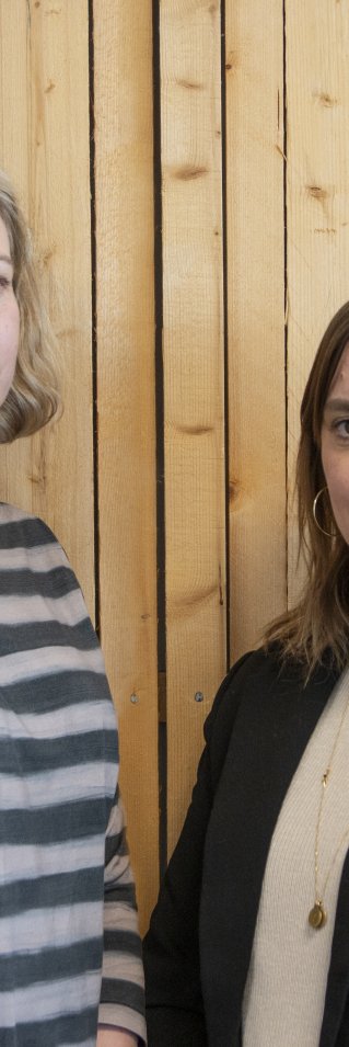 Hanna Majanen, gäst, och Catinka Agneskog, programledare, står bredvid varandra och tittar in i kameran.