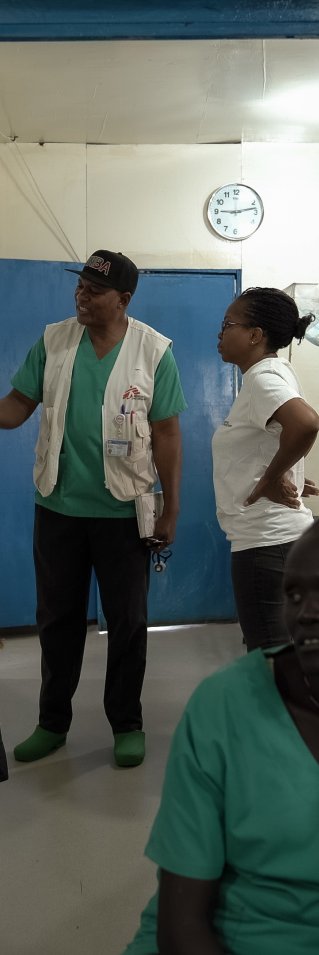 Vårdpersonal skriver på en tavla